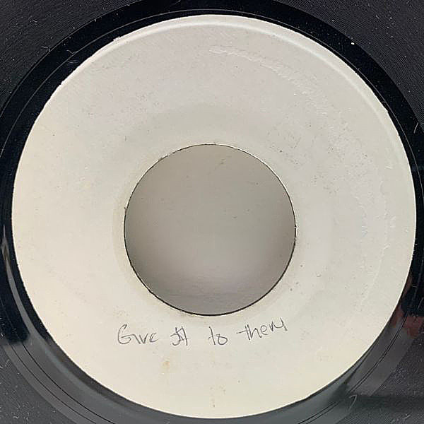 レコードメイン画像：【ホワイト(Lbl.)盤のみ？】JAMAICA 7インチ COMMANDER SHAD Give It To Them (Hayces) クールでヒップなNJSテイストのレア・ダンスホール