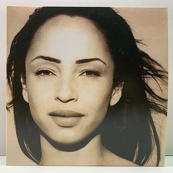 レコードメイン画像：【180G, EUプレス, 2LP】良好!! SADE The Best Of (Epic) Diamond Life ～ Love Deluxeまでの名曲に加え、オリジナルLP未収録曲まで網羅