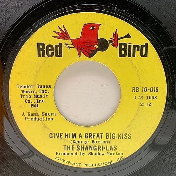 レコードメイン画像：【不良なイメージの60'Sガールズ・ポップ】USオリジナル 7インチ SHANGRI-LAS Give Him A Great Big Kiss ('64 Red Bird) シャングリラス