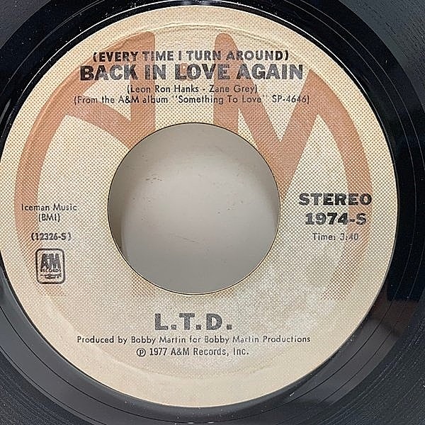 レコードメイン画像：【GANG STARR Here's The Proof サンプリング ネタ】美盤!! USオリジ L.T.D. (Every Time I Turn Around) Back In Love Again 7インチ