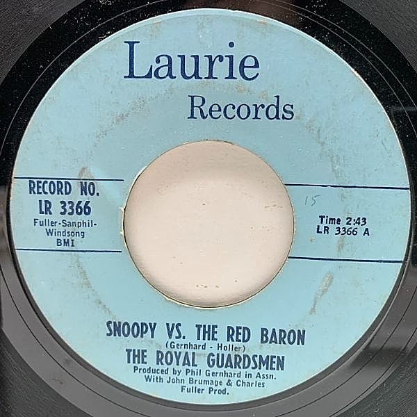 レコードメイン画像：【スヌーピーがドイツの戦闘機と空中戦！？】USオリジナル 7インチ ROYAL GUARDSMEN Snoopy Vs. The Red Baron ('66 Laurie) 45RPM.