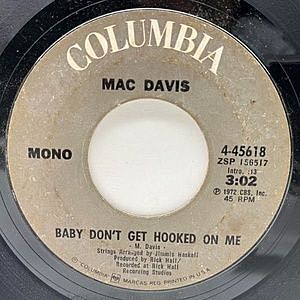 レコード画像：MAC DAVIS / Baby Don't Get Hooked On Me