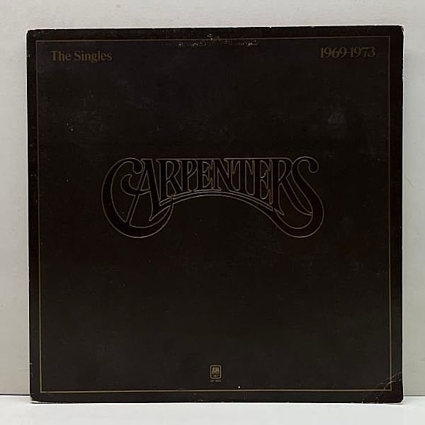 レコードメイン画像：【稀少な冊子付き】美盤!! エンボス凸仕様 USオリジナル CARPENTERS Singles 1969 - 1973 ('73 A&M) カーペンターズ シングル集 LP