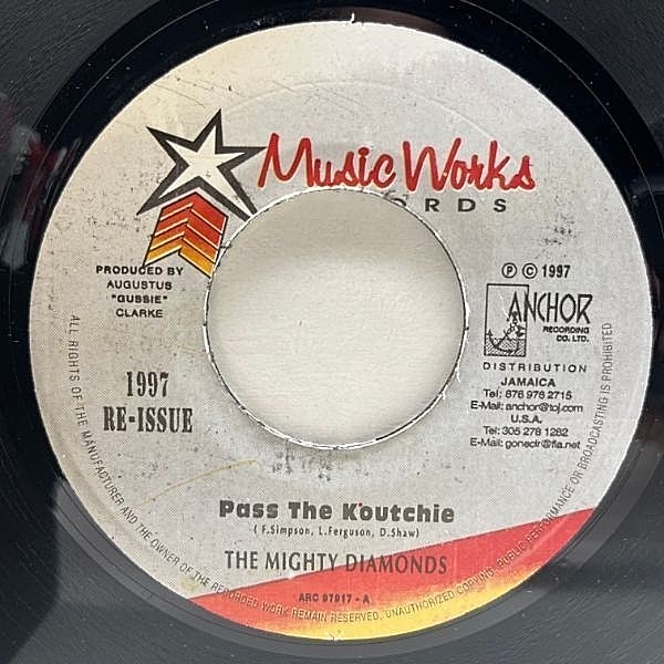 レコードメイン画像：【牧歌的な酩酊感漂う人気ガ◯ジャチューン】JAプレス 7インチ MIGHTY DIAMONDS Pass The Koutchie ('97 Music Works) Roots Reggae 45RPM.
