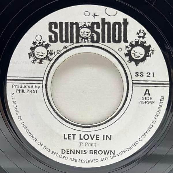 レコードメイン画像：美盤!! UKプレス 7インチ DENNIS BROWN Let Love In / KING SIGHTER Master Of All (Sunshot) 片目眼帯のオブスキュアディージェイ 45RPM.
