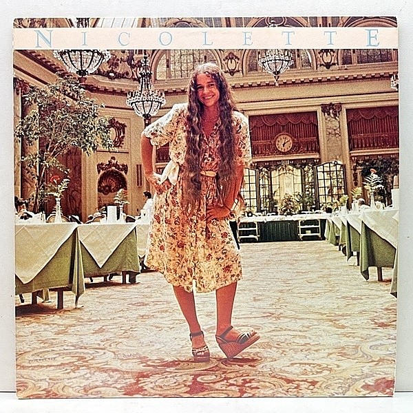 レコードメイン画像：Cut無し!美盤!【ピンク背景】USオリジナル NICOLETTE LARSON S.T ('78 Warner) 雑誌切り抜きおまけ付き ニコレット・ラーソン 1st デビュ