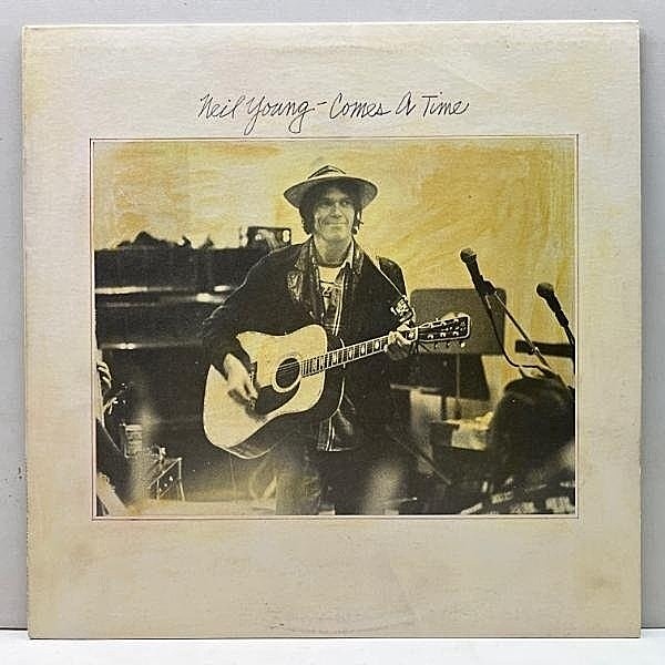 レコードメイン画像：【初回曲順 誤植ジャケット】レアな美品!! USオリジナル NEIL YOUNG Comes A Time ('78 Reprise) w/NICOLETTE LARSON 名曲 Lotta Love 収録