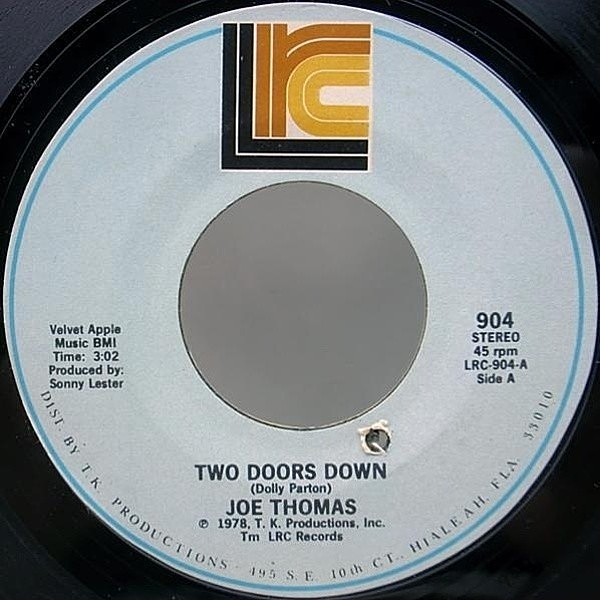 レコードメイン画像：美盤 オリジナル JOE THOMAS Two Doors Down / Here I Come ('78 LRC) 7インチ 45 RPM.