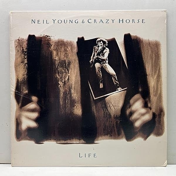 レコードメイン画像：USオリジナル '87年 アナログ 手書きCB刻印(CHRIS BELLMAN Cutting) NEIL YOUNG & CRAZY HORSE Life (Geffen) ゲフィン時代の最終作 LP