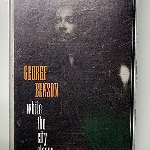 レコードメイン画像：GEORGE BENSON While The City Sleeps... ('86 Warner Bros.) ジョージ・ベンソン CASSETTE TAPE／カセット テープ