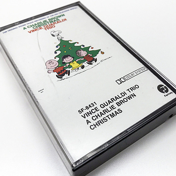レコードメイン画像：CASSETTE TAPE／テープ スヌーピー関連 : 人気作!! VINCE GUARALDI A Charlie Brown Christmas ピアノトリオ／クリスマス・ジャズ 名作 チャーリーブラウン