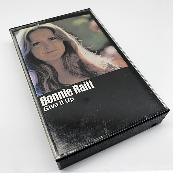 レコードメイン画像：CASSETTE TAPE／カセット テープ BONNIE RAITT Give It Up ('90 Warner) ボニー・レイット 最高傑作と言われる傑作2ndアルバム 名盤 