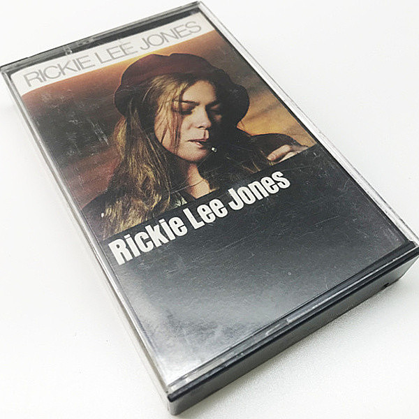 レコードメイン画像：CASSETTE TAPE／カセット テープ RICKIE LEE JONES Same／1st ('79 Warner) 恋するチャック Chuck E.'s In Love リッキー・リー・ジョーンズ