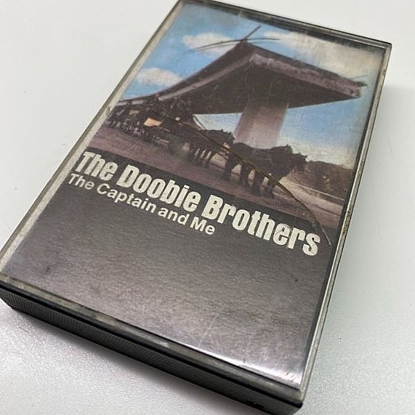 レコードメイン画像：【'73年当時のUS製】CASSETTE TAPE／テープ DOOBIE BROTHERS The Captain And Me 代表曲 Long Train Runnin を含む大名盤