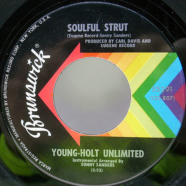 レコードメイン画像：ソウル・ジャズ名曲 良盤!! 7インチ USオリジナル YOUNG HOLT UNLIMITED Soulful Strut / Country Slicker Joe ('68 Brunswick) SAMPLING